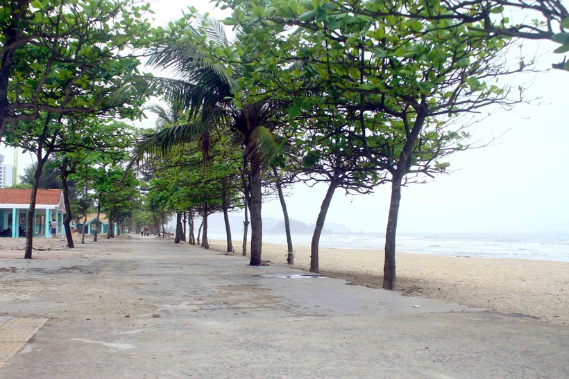 Bãi biển Cửa Lò thoáng mát sau khi đã giải tỏa hơn 2000 ki ốt che khuất tầm nhìn ra biển phía Đông đường Bình Minh. Ảnh: Tá Chuyên - TTXVN 