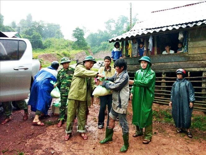 Đồn Biên phòng Cà Roòng, Bộ Chỉ huy Bộ đội Biên phòng Quảng Bình trao quà hỗ trợ cho bà con đồng bào dân tộc xã Thượng Trạch, huyện Bố Trạch, Quảng Bình. Ảnh: Võ Dung -TTXVN
