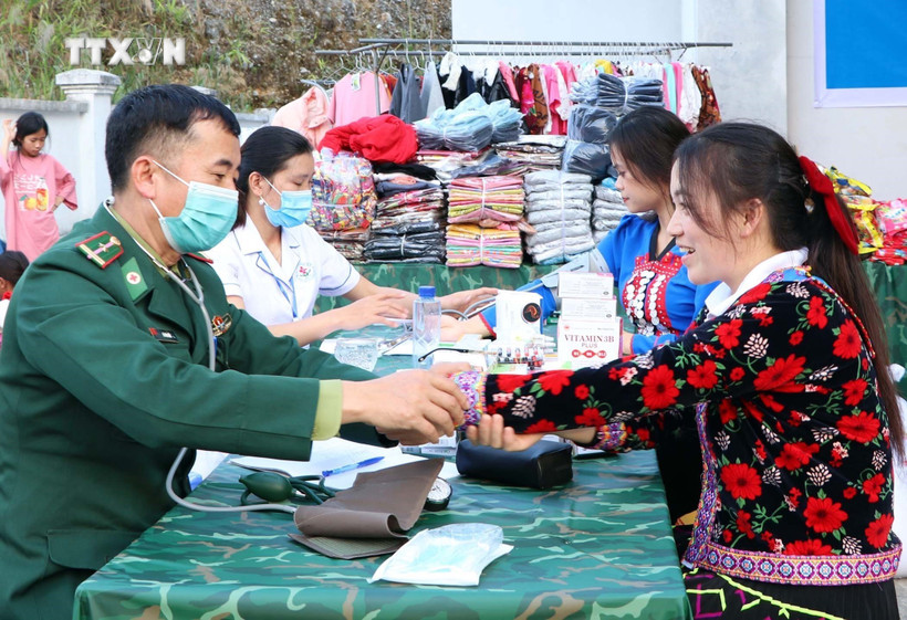 Thầy thuốc quân hàm xanh khám, phát thuốc miễn phí cho người dân. Ảnh: Quý Trung – TTXVN