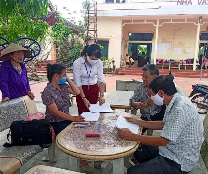 Chi trả tiền hỗ trợ ảnh hưởng bởi dịch COVID-19 cho người dân tại xã Nghĩa Trung, huyện Việt Yên, tỉnh Bắc Giang. Ảnh: Đồng Thúy-TTXVN