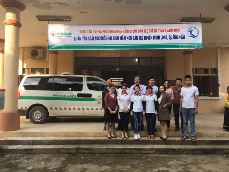 Khám bệnh từ thiện tại huyện Minh Long, Quảng Ngãi. Ảnh: phuckhanghospital.com