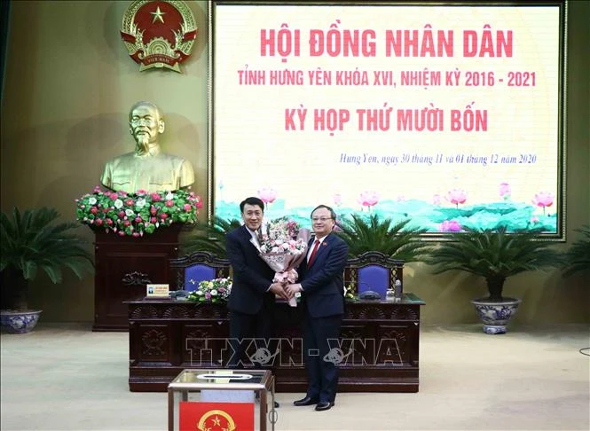 Bí thư Tỉnh uỷ Hưng Yên Đỗ Tiến Sỹ tặng hoa chúc mừng ông Phạm Văn Khuê (bên trái) giữ chức Phó Chủ tịch Thường trực HĐND tỉnh Hưng Yên nhiệm kỳ 2016 - 2021. Ảnh: Đinh Tuấn - TTXVN