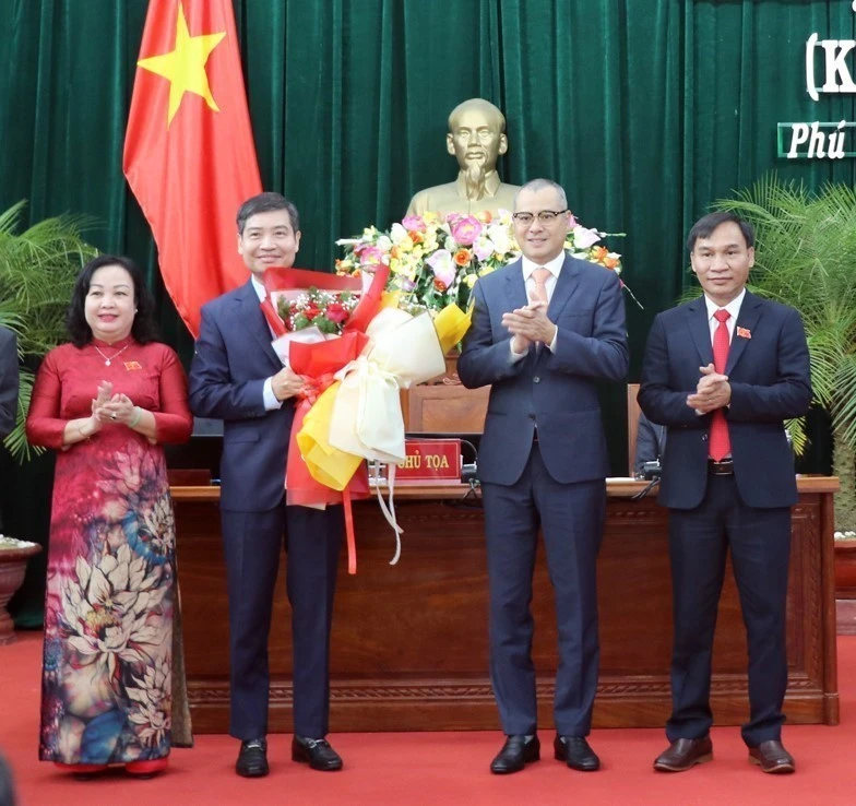 Thường trực Tỉnh ủy và Ủy ban MTTQ Việt Nam tỉnh Phú Yên chúc mừng Chủ tịch UBND tỉnh Tạ Anh Tuấn. Ảnh: Xuân Triệu - TTXVN 