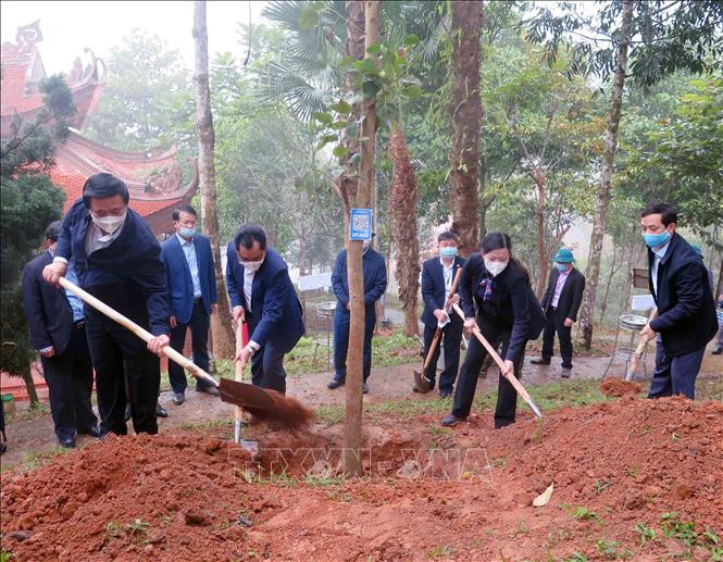 Đồng chí Nguyễn Xuân Thắng và lãnh đạo tỉnh Thái Nguyên trồng cây lưu niệm trong khuôn viên Nhà tưởng niệm Chủ tịch Hồ Chí Minh tại ATK Định Hóa. Ảnh: Trần Trang- TTXVN