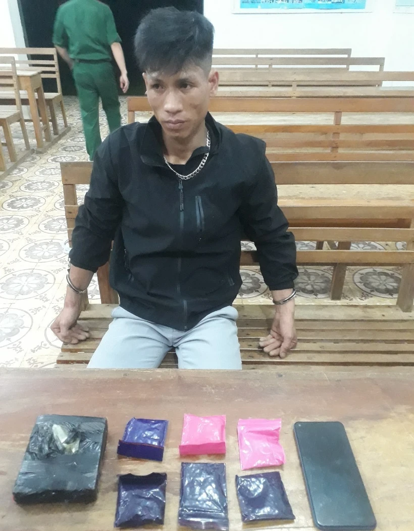 Đối tượng Lường Văn Long cùng tang vật. Ảnh: TTXVN phát 