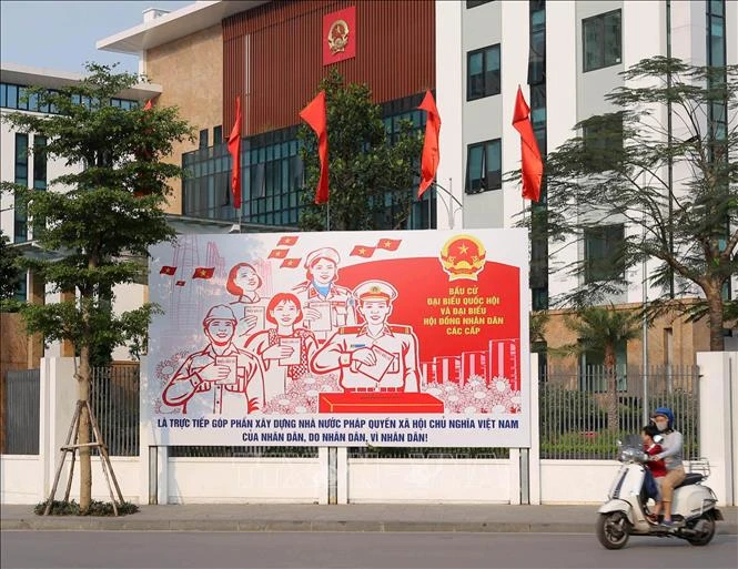 Tranh tuyên truyền, cổ động bầu cử được đặt trước Quận ủy Đống Đa. Ảnh: Hoàng Hiếu - TTXVN