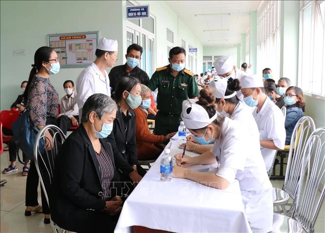 Các đối tượng là người có công, người nghèo đến Bệnh viện quân y 211 khám. Ảnh: Hồng Điệp - TTXVN