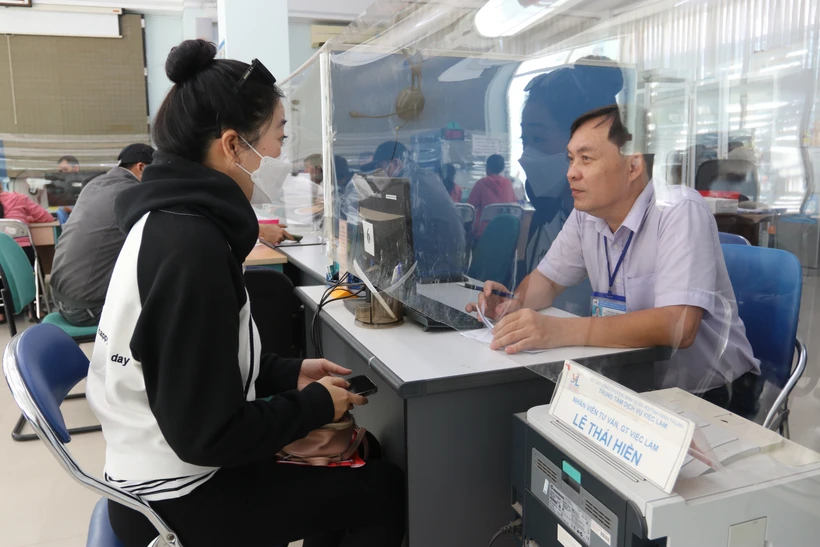 Cán bộ Trung tâm Dịch vụ việc làm tỉnh Ninh Thuận (thuộc Sở Lao động, Thương binh và Xã hội tỉnh) tư vấn, giới thiệu, kết nối việc làm cho người lao động. Ảnh: Nguyễn Thành – TTXVN 