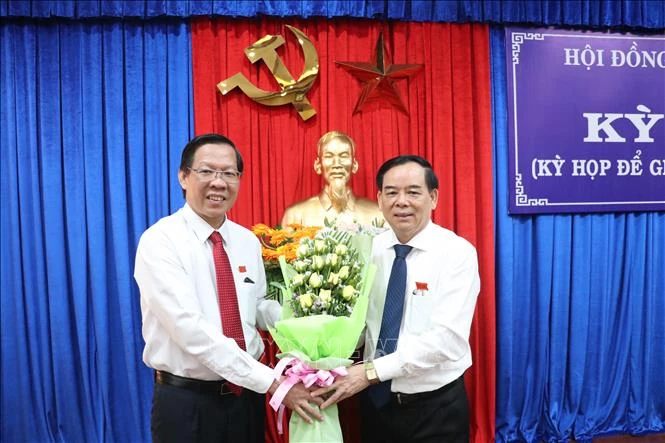 Bí thư Tỉnh ủy Bến Tre Phan Văn Mãi (bên trái) tặng hoa chúc mừng ông Trần Ngọc Tam được bầu giữ chức Chủ tịch UBND tỉnh Bến Tre, nhiệm kỳ 2016 - 2021. Ảnh: Huỳnh Phúc Hậu - TTXVN