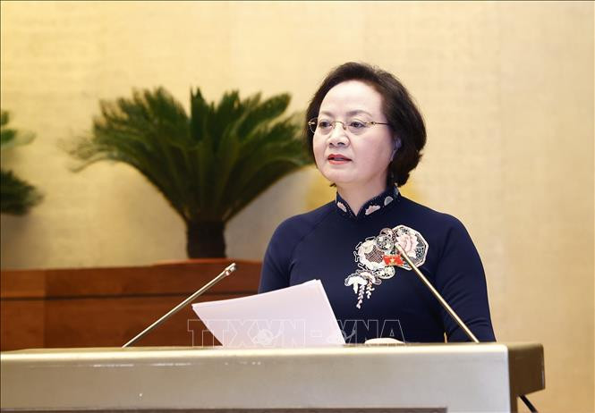 Bộ trưởng Bộ Nội vụ Phạm Thị Thanh Trà trình bày Tờ trình dự án Luật Thực hiện dân chủ ở cơ sở. Ảnh: Doãn Tấn – TTXVN