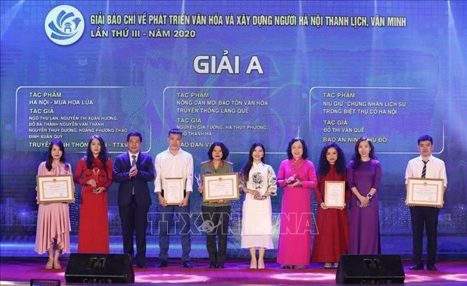 Ban Tổ chức trao Giải A cho các tác giả có tác phẩm đoạt Giải báo chí về Phát triển văn hóa và xây dựng người Hà Nội thanh lịch, văn minh. Ảnh: Văn Điệp – TTXVN