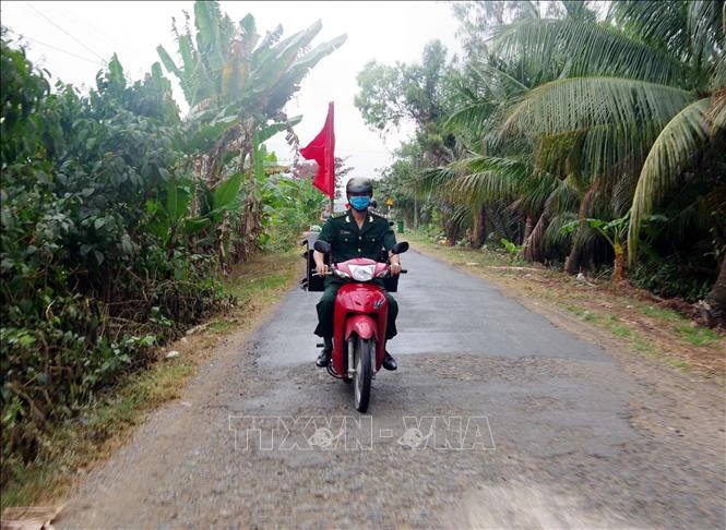Cán bộ Đồn biên phòng xã Vĩnh Hải, thị xã Vĩnh Châu đi tuyên truyền với “Tiếng loa Biên phòng”. Ảnh : TTXVN phát
