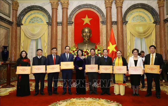 Phó Chủ tịch nước Đặng Thị Ngọc Thịnh tặng quà cho các nhà tài trợ tiêu biểu đóng góp tích cực cho hoạt động vì trẻ em năm 2020. Ảnh: Văn Điệp - TTXVN