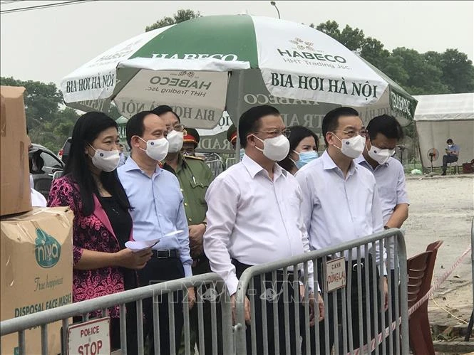 Bí thư Thành ủy Đinh Tiến Dũng và Chủ tịch UBND TP Hà Nội Chu Ngọc Anh kiểm tra công tác phòng, chống dịch COVID-19 tại huyện Đông Anh. Ảnh: TTXVN