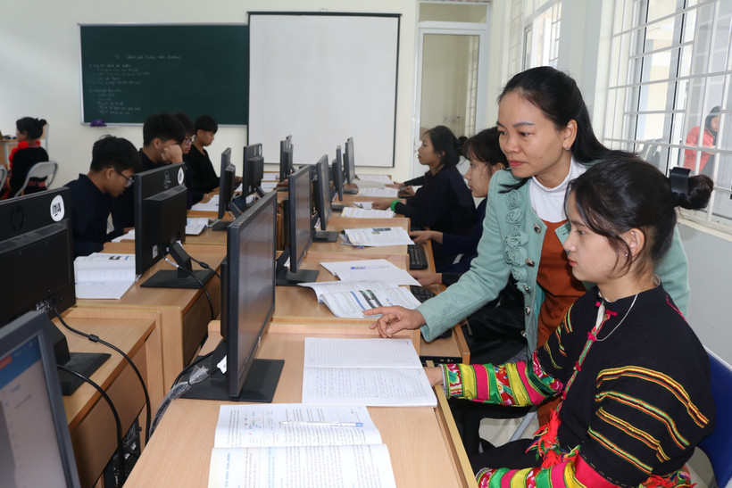 Học sinh Trường Phổ thông Dân tộc Nội trú tỉnh Cao Bằng trong giờ học Tin học. Ảnh: Chu Hiệu-TTXVN. 