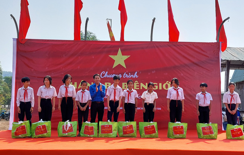 Tỉnh Đoàn Kon Tum trao tặng túi an sinh hỗ trợ cho các em học sinh có hoàn cảnh khó khăn tại xã biên giới Đăk Xú (huyện Ngọc Hồi, tỉnh Kon Tum). Ảnh: Khoa Chương - TTXVN 