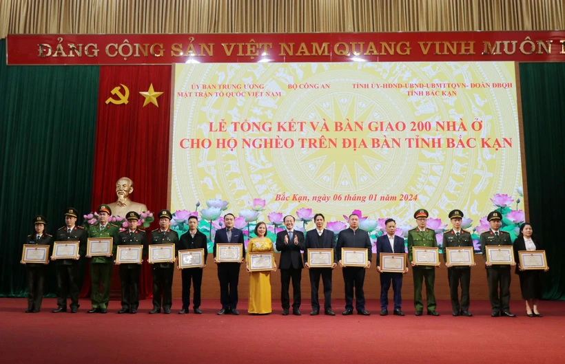 10 tập thể và 6 cá nhân có thành tích xuất sắc trong tham mưu, triển khai thực hiện chương trình làm 200 nhà cho hộ nghèo ở Bắc Kạn nhận Bằng khen của Chủ tịch UBND tỉnh. Ảnh: TTXVN phát 