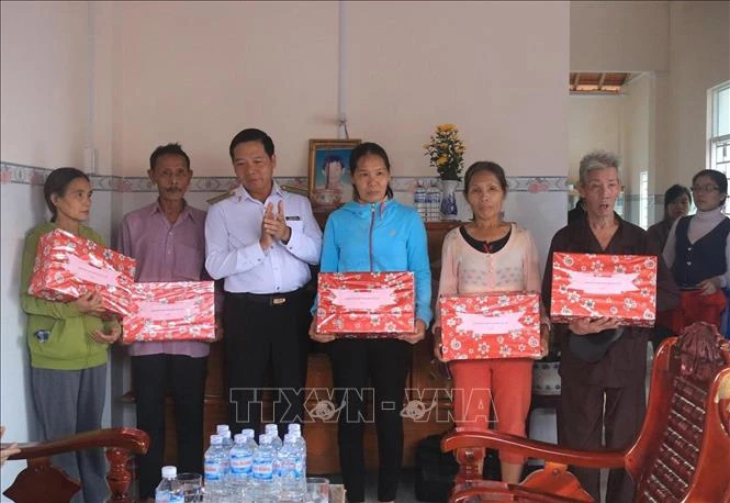 Đại diện Kiểm toán Nhà nước khu vực III trao quà cho 5 hộ nghèo được nhận nhà mới ở thành phố Tuy Hòa, Phú Yên. Ảnh: TTXVN phát