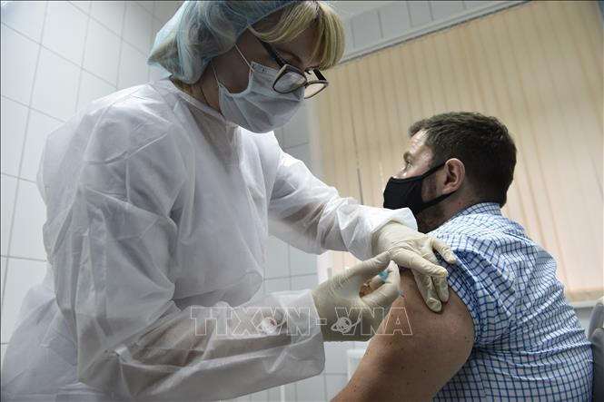 Nhân viên y tế tiêm vaccine phòng COVID-19 cho người dân tại Moskva, Nga. Ảnh: AFP/TTXVN 