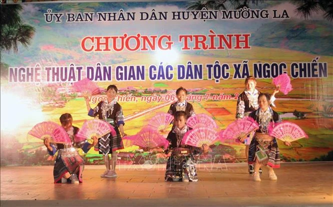 Chương trình văn nghệ do người dân bản địa biểu diễn tại xã Ngọc Chiến, huyện Mường La. Ảnh: Quang Quyết-TTXVN