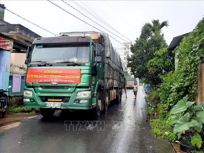Cục Dự trữ Nhà nước khu vực Đà Nẵng đã xuất 100 tấn gạo dự trữ quốc gia cứu trợ khẩn cấp cho huyện Phước Sơn. Ảnh: Quốc Dũng - TTXVN
