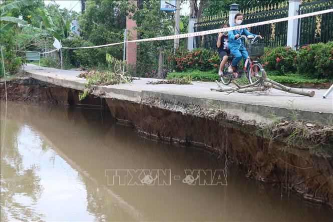 Nguy cơ sạt lở tiềm ẩn trong những ngày tới, hết sức nguy hiểm cho người và phương tiện khi qua lại tuyến đê bao Tây Ba Rày qua địa bàn xã Cẩm Sơn, huyện Cai Lậy, tỉnh Tiền Giang. Ảnh: Minh Trí - TTXVN