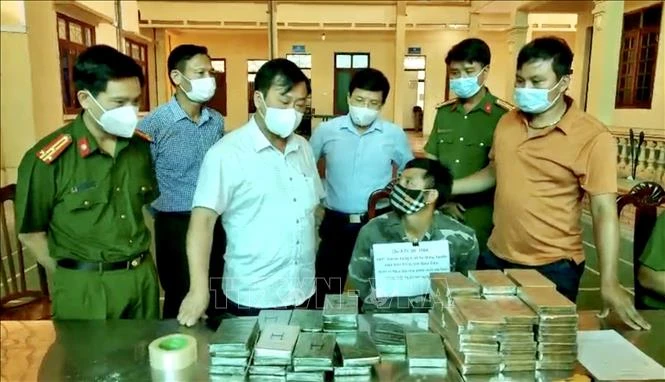 Đồng chí Vừ A Bằng, Phó Chủ tịch UBND tỉnh (áo trắng giữa), cùng Phó Giám đốc Công an tỉnh Điện Biên trực tiếp hỏi cung đối tượng Lầu A Di bị bắt trong chuyên án 621D. Ảnh: TTXVN 