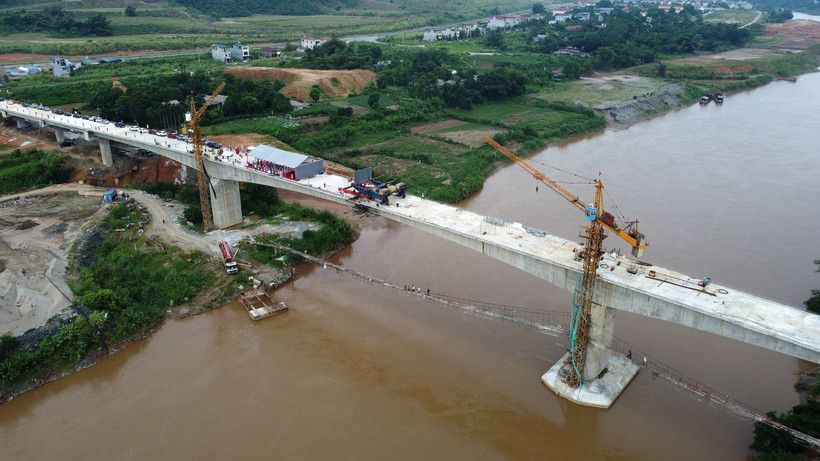 Cầu Làng Giàng nhìn từ trên cao. Ảnh: Quốc Khánh - TTXVN