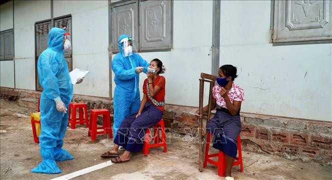 Lẫy mẫu xét nghiệm cho đồng bào dân tộc tại xã Dân Hóa, nơi có 943 hộ với gần 4.300 nhân khẩu; chủ yếu là người Chứt và Bru Vân Kiều. Ảnh: Võ Dung –TTXVN 