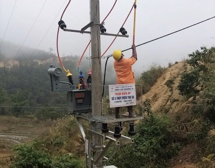 Điện lực Mường Tè, thuộc Công ty Điện lực Lai Châu đóng điện Trạm biến áp 31,5 kVA và cấp điện cho 51/58 hộ dân thuộc bản Nhóm Bố, xã Tá Bạ, huyện Mường Tè. Ảnh: TTXVN phát