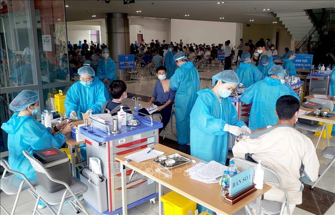 Khu vực chờ tiêm chủng vắc xin COVID -19 tại Nhà hát tỉnh Vĩnh Phúc. Ảnh: Hoàng Hùng - TTXVN 