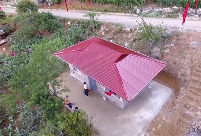 Nhiều hộ nghèo trên địa bàn huyện Vân Hồ, tỉnh Sơn La được các cấp, ngành hỗ trợ làm nhà ở kiên cố. Ảnh: Nguyễn Cường - TTXVN. 