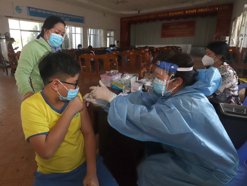 Tiêm vaccine mũi 3 phòng COVID-19 tại thành phố Vị Thanh, tỉnh Hậu Giang. Ảnh: Hồng Dân – TTXVN 