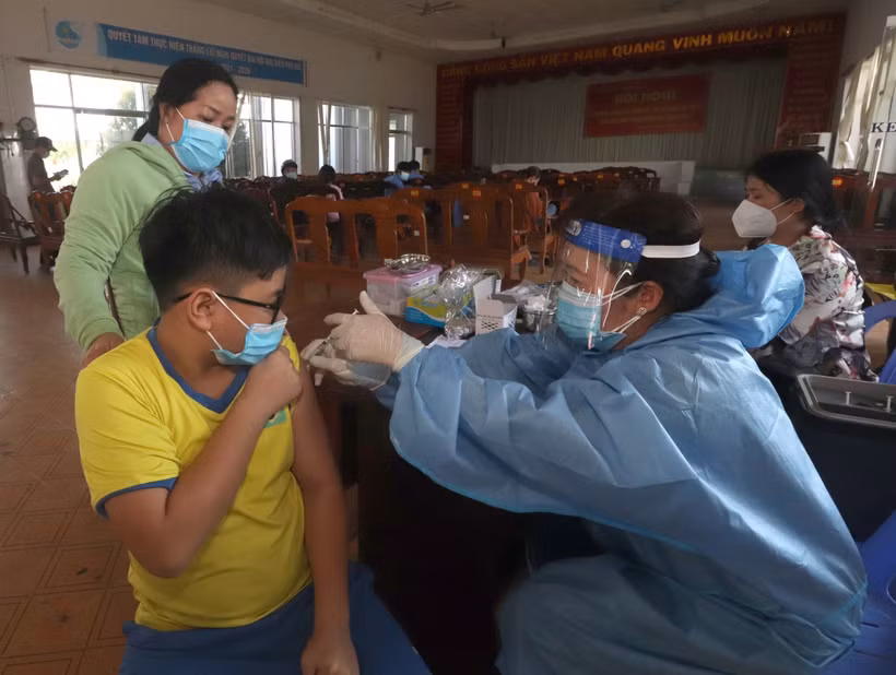 Tiêm vaccine mũi 3 phòng COVID-19 tại thành phố Vị Thanh, tỉnh Hậu Giang. Ảnh: Hồng Dân – TTXVN 