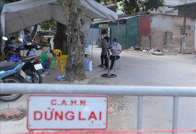 Lực lượng chức năng chốt chặn ở tất cả các ngả đường, bảo nghiêm túc việc cách ly y tế. Ảnh: Hoàng Hiếu - TTXVN