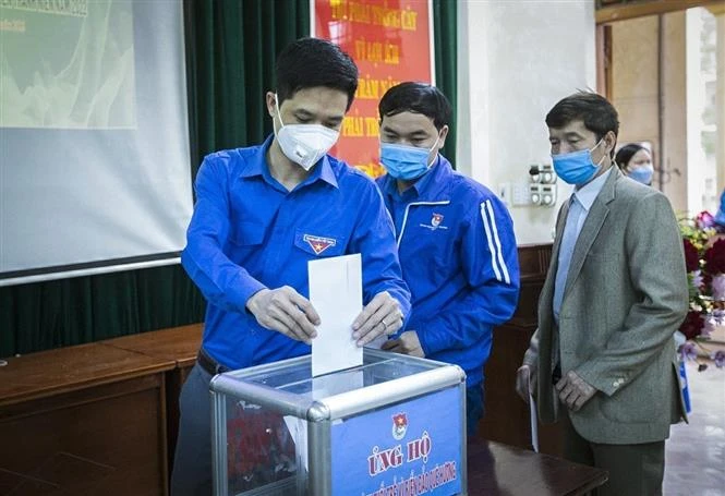 Đoàn viên, thanh niên tham gia quyên góp ủng hộ cho cơ sở, cán bộ, chiến sĩ đang công tác, làm nhiệm vụ tại các hòn đảo, quần đảo Trường Sa và nhà dàn DK1. Ảnh: Trọng Đạt-TTXVN 