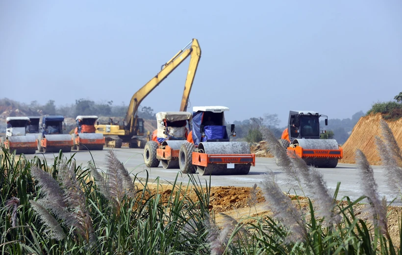 Hàng trăm phương tiện hoạt động để thi công hạng mục móng mặt đường tại gói thầu số 10 (Tam Điệp, Ninh Bình). Ảnh: Huy Hùng - TTXVN 