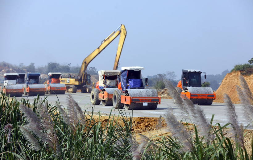 Hàng trăm phương tiện hoạt động để thi công hạng mục móng mặt đường tại gói thầu số 10 (Tam Điệp, Ninh Bình). Ảnh: Huy Hùng - TTXVN 