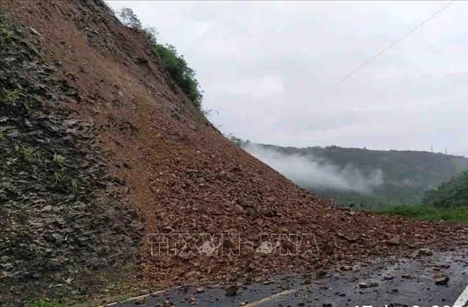 Mưa kéo dài gây staj lở ta luy dương tại km62+250, Quốc Lộ 12 (Đoạn Phong Thổ - Pa Tần - Chăn Nưa - Điện Biên) thuộc địa phận bản Pa Bon, xã Tả Phìn, huyện Sìn Hồ (Lai Châu). Ảnh: TTXVN phát 