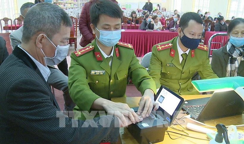 Thực hiện việc cấp căn cước công dân. Ảnh : Hoàng Nguyên