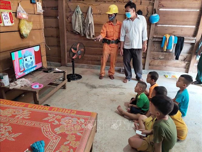 Trẻ em tại điểm làng Dao, thôn 3, xã Ia Dom, huyện Ia H’Drai, tỉnh Kon Tum quây quần xem tivi kể từ khi làng có điện. Ảnh: Dư Toán – TTXVN.
