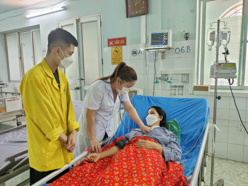 Bác sỹ khoa Hồi sức tích cực – Chống độc thăm khám cho bệnh nhân. Ảnh: Nam Sương - TTXVN 