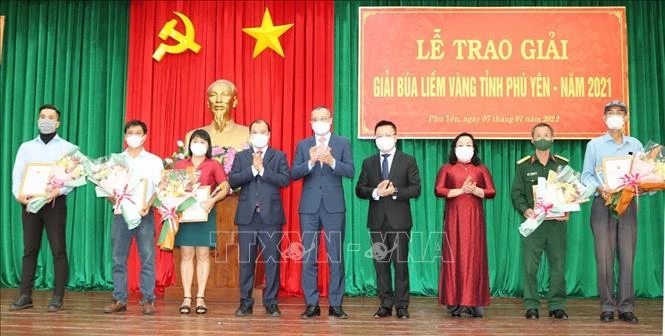  Đồng chí Lê Quốc Minh, Ủy viên TW Đảng, Phó Trưởng Ban Tuyên giáo Trung ương, Tổng Biên tập Báo Nhân Dân, Chủ tịch Hội Nhà báo Việt Nam (thứ 5, từ trái sang) cùng lãnh đạo tỉnh Phú Yên trao giải A cho các tác giả đoạt giải. Ảnh: Xuân Triệu - TTXVN 