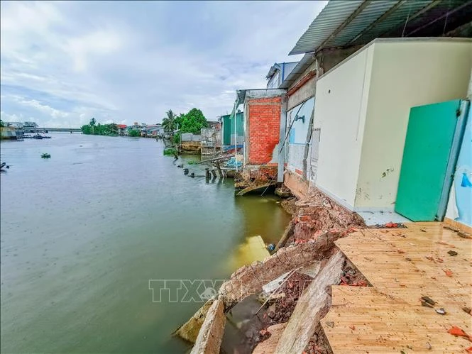 Dãy nhà ven sông Trà Nóc, khu vực 2, phường Trà An, quận Bình Thủy, TP Cần Thơ bị sụp đổ do sạt lở. Ảnh: Thanh Liêm - TTXVN