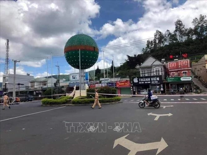 Thị trấn Thạnh Mỹ, trung tâm huyện Đơn Dương bị phong tỏa khi dịch bệnh xuất hiện. Ảnh: TTXVN phát 