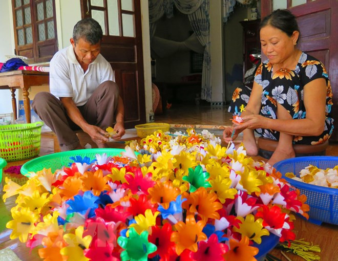 Những bông hoa rực rỡ đều được làm bằng tay. Ảnh: Tường Vi/TTXVN