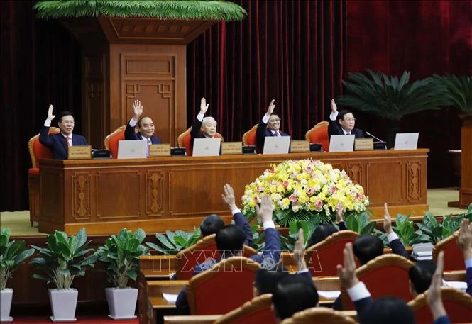 Biểu quyết thông qua Nghị quyết Hội nghị lần thứ năm Ban Chấp hành Trung ương Đảng. Ảnh: Phương Hoa - TTXVN 