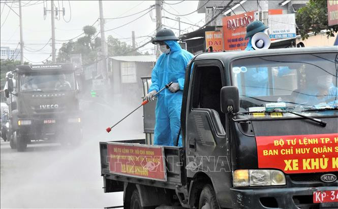 Bộ đội phòng hóa phun khử khuẩn, tiêu độc trên các tuyến đường ở TP Thủ Đức. Ảnh: Xuân Khu-TTXVN