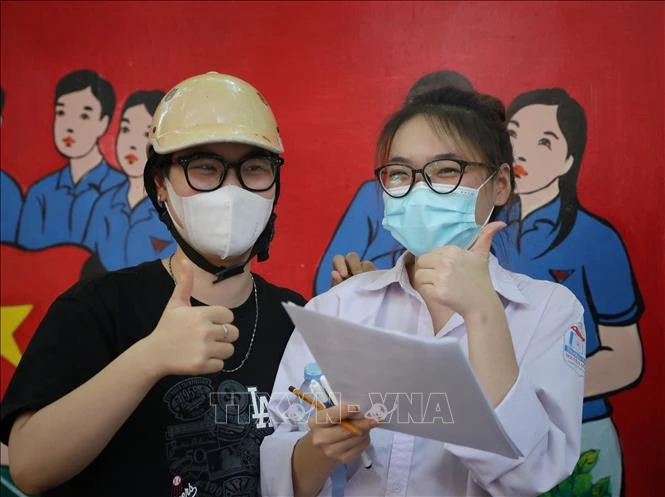 Các thí sinh tại điểm thi trường THPT Ngô Sỹ Liên. Ảnh: Danh Lam-TTXVN 