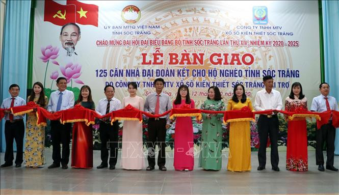 Cắt băng khánh thành, bàn giao 125 căn nhà đại đoàn kết cho hộ nghèo tỉnh Sóc Trăng. Ảnh: Trung Hiếu-TTXVN